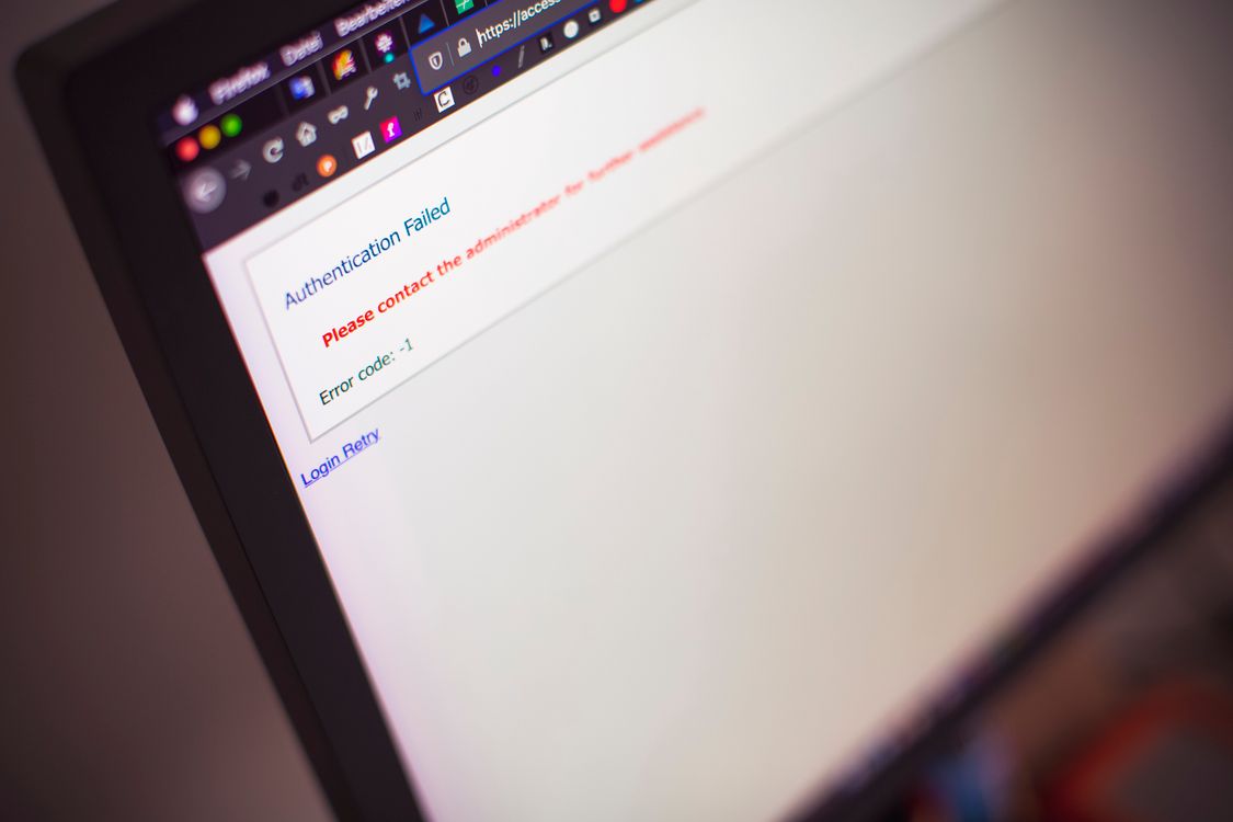 Laptop screen displaying an authentication failed security warning